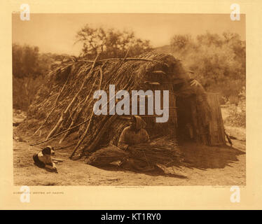 La collection Edward S. Curtis présente une série de photographies documentant la vie des Amérindiens au début du XXe siècle. Cette image particulière capture un moment dans le temps, mettant en valeur les pratiques culturelles et les traditions des peuples autochtones. Banque D'Images