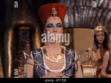 Une capture d'écran du film de 1963 *Cléopâtre*, mettant en vedette des images emblématiques du film, mettant en évidence le décor et la représentation historique du film. Banque D'Images