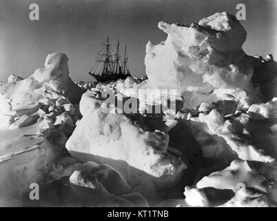 L'Endurance, un navire dirigé par Ernest Shackleton lors de l'expédition impériale transantarctique, s'est retrouvé piégé dans la banquise de la mer de Weddell en 1915. Cet événement marque le début d'une saga de survie pour l'équipage, car ils ont enduré des conditions extrêmes pendant plus d'un an avant de tenter une évasion. Banque D'Images