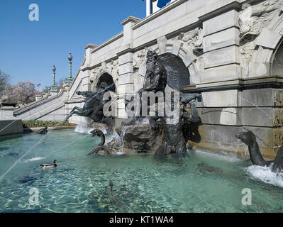 Vue extérieure. Fontaine de Neptune par Roland Hinton Perry. Bibliothèque du Congrès américain Thomas Jefferson Building, Washington, D.C. Banque D'Images