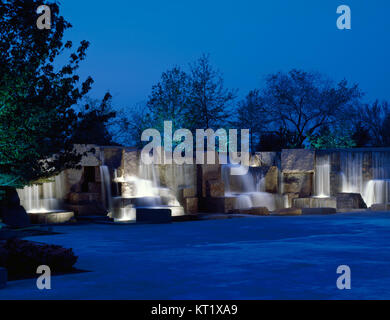 Cette image présente une cascade au Franklin D. Roosevelt Memorial à Washington, D.C. le mémorial commémore le 32e président des États-Unis et comprend des éléments symboliques comme la cascade. Banque D'Images
