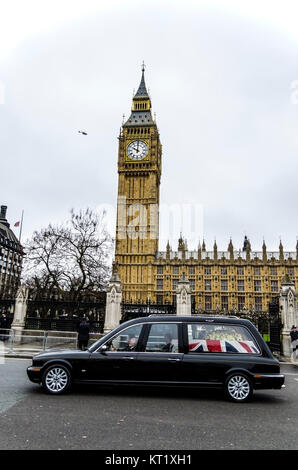 Funérailles de Thatcher. Corbillard funéraire de la baronne Margaret Thatcher. Le corbillard contenant le cercueil a quitté le Palais de Westminster, Londres, Royaume-Uni Banque D'Images