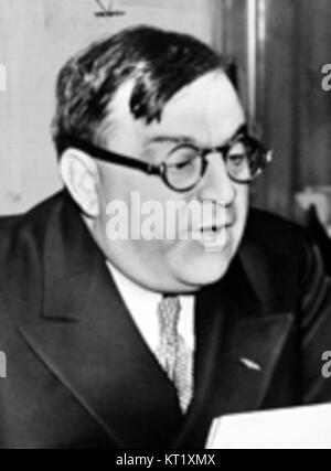 Photographie de Fiorello H. LaGuardia (1882-1947), maire de New York de 1934 à 1945. Connu pour son leadership dynamique pendant la Grande dépression, il a été affectueusement appelé « la petite fleur » en raison de son héritage italien et de sa petite stature. Cette image, prise le 23 mars 1940, le montre parler au WNYC du lait Grade A de la salle budget. Banque D'Images
