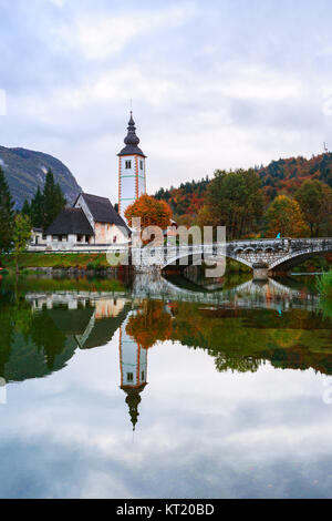 Clocher de l'église et le pont de pierre, à lac de Bohinj Banque D'Images