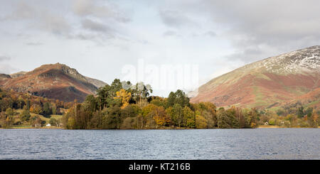 Couleurs d'automne arbres afficher à côté de montagnes couvertes de neige sur le lac Grasmere en Angleterre's Lake District National Park. Banque D'Images