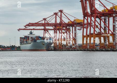 Navires au port industriel Banque D'Images