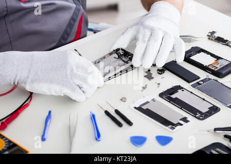 Téléphone mobile réparation Technicien Banque D'Images