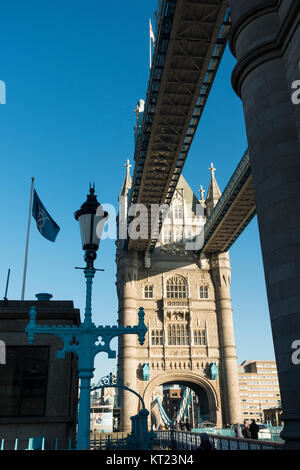 Tower Bridge avec ciel bleu clair sur un froid matin d'hiver traversant la Tamise à Londres Angleterre Royaume-Uni UK Banque D'Images