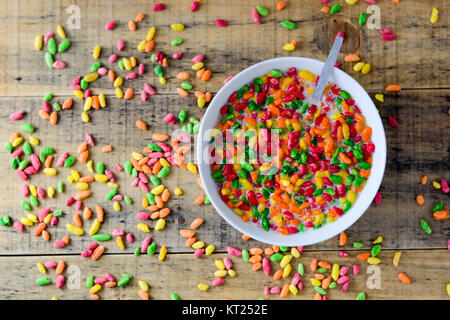 Riz soufflé coloré dans le bol Banque D'Images