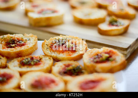 Lumière et de délicieux hors-d'bruschetta à la tomate et origan Banque D'Images