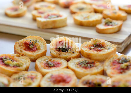 Lumière et de délicieux hors-d'bruschetta à la tomate et origan Banque D'Images