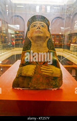 Un masque funéraire en bois de la tombe de Toutankhamon Roi Musée égyptien des antiquités, Le Caire, Egypte, Afrique du Nord Banque D'Images