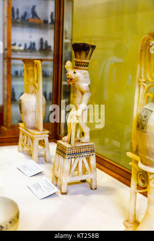 Une calcite ou onguent d'albâtre de Toutankhamon Vase sous la forme d'un lion, Musée égyptien des antiquités, Le Caire, Egypte Banque D'Images