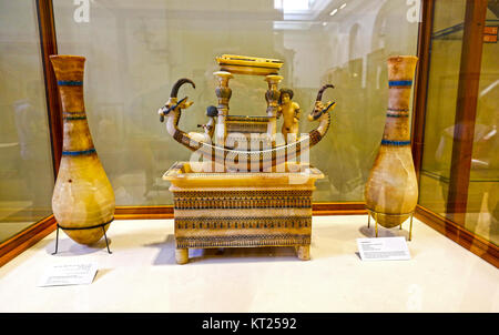 Vases à col long calcite calcite un accompagnement à l'appui du bassin d'un bateau avec culte trouvé dans la tombe d'Tutankhamum, Musée égyptien des antiquités, Le Caire Banque D'Images