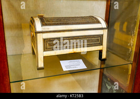 Boîte en bois courbé ou coffret incrusté d'ébène et ivoire provenant de la tombe du roi Toutankhamon, Musée égyptien des antiquités, Le Caire Banque D'Images