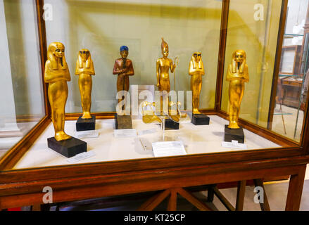 Statuettes de différents dieux d'offrir la protection divine dans la vie après avoir trouvé dans la tombe de Toutankhamon Roi, Musée égyptien des antiquités, Le Caire Banque D'Images