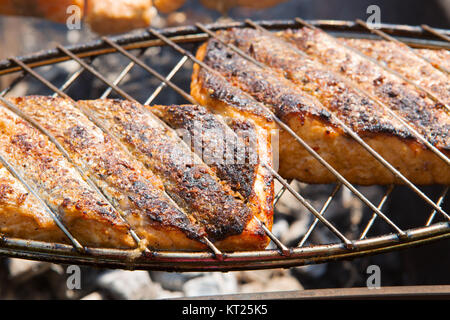 Darnes de saumon grillées sur le gril.Deux nouvelles croustillant de saumon grillé. Banque D'Images