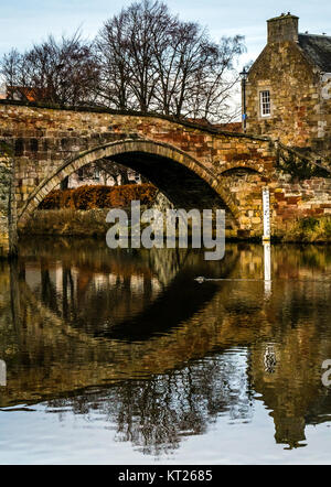 16ème siècle ancien Nungate Pont sur la rivière Tyne, Haddington, East Lothian, Scotland, UK. Un pont de grès voûté avec un marqueur de niveau d'eau Banque D'Images