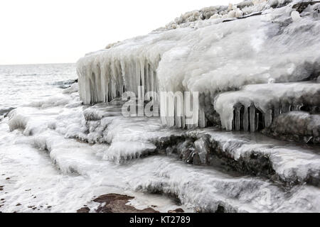 Formations de glace le long de la rive du lac Érié et le lac gèle de pulvérisation Banque D'Images