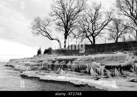 Formations de glace le long de la rive du lac Érié et le lac gèle de pulvérisation Banque D'Images