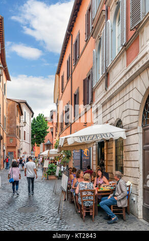 Café-restaurant et dans la Via della Scala, Trastevere, Rome, Italie Banque D'Images
