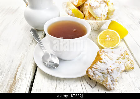 Plateau en blanc tasse avec du citron cookies à bord Banque D'Images