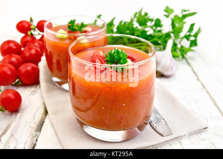 Tomate soupe dans deux verres à bord Banque D'Images