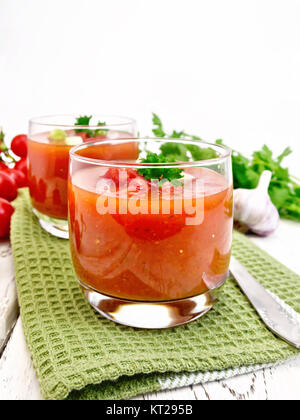 Tomate soupe dans deux verres de persil sur light board Banque D'Images