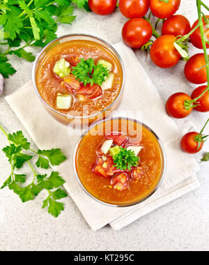 Tomate soupe dans deux verres sur la table en granit Banque D'Images