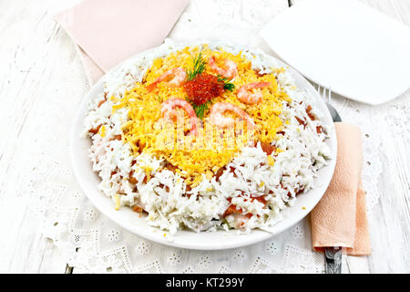 Salade de saumon et fruits de mer sur table lumineuse Banque D'Images