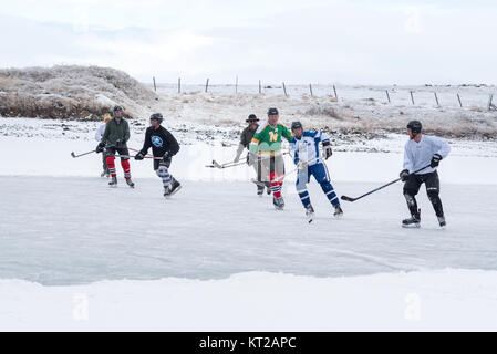 Match de hockey sur étang lac Kinney dans Oregon's Wallowa Valley. Banque D'Images