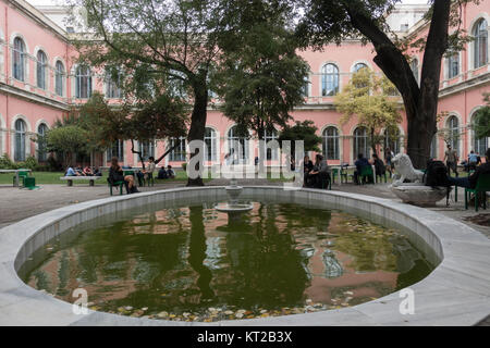 Les élèves assis dans la cour de l'université en face de la fontaine de jardin à Istanbul Turquie 28 Septembre 2017 Banque D'Images