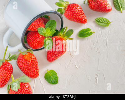 Les fraises au bol en bois Banque D'Images