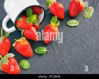 Les fraises au bol en bois Banque D'Images