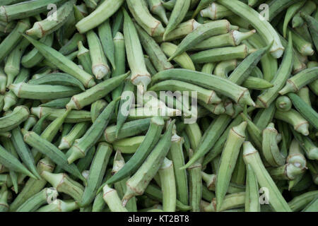 Mûres organiques Okras sur Market Stall Banque D'Images