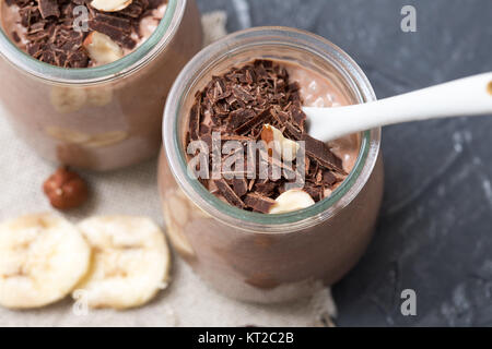 Pudding au chocolat, banane et graines de chia noix, dans un bocal en verre Banque D'Images