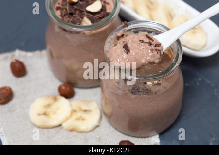 Pudding au chocolat, banane et graines de chia noix, dans un bocal en verre Banque D'Images