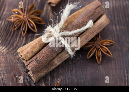 La cannelle et la badiane sur un fond de bois . close-up Banque D'Images