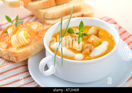 Crème de carottes soupe avec des croûtons, ciboulette, thym et toasts Banque D'Images