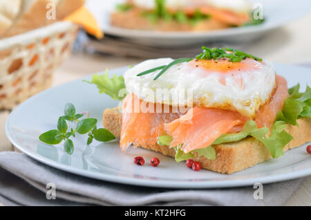 Toast de saumon fumé et d'oeufs au plat en forme de coeur Banque D'Images