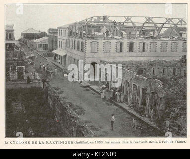 Cyclone 36843 de la Martinique (Antilles), en 1903 - les ruines dans la rue Saint-Denis, la Fort-de-France Banque D'Images