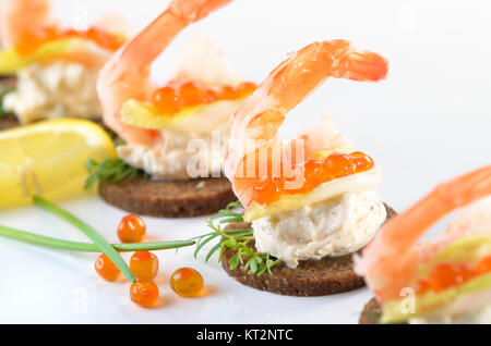 Friandises aux gambas épicées, le fromage à la crème et caviar de saumon Banque D'Images