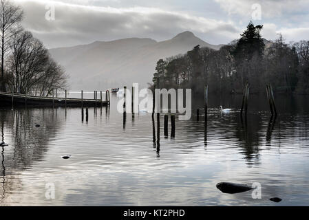 Derwentwater avec Cat Bells hill sur l'horizon, vu de Keswick, Lake District, Cumbria, Royaume-Uni Banque D'Images