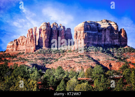 Cathedral Rock s'élève sur l'horizon de Sedona, Arizona Banque D'Images