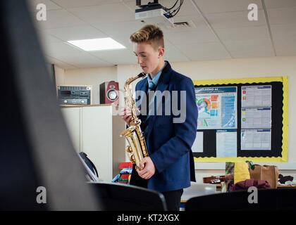 Saxaphone d'apprentissage à l'école Banque D'Images