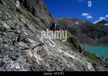 Randonnées le long d'un côté la montagne abrupte en Norvège Banque D'Images