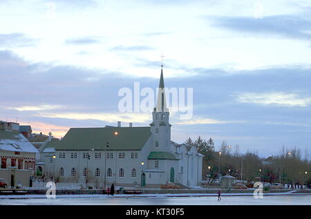 Basilique Krists konungs de Landakot. La cathédrale luthérienne de Reykjavik, la capitale islandaise. Banque D'Images