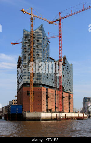 Blick von der Elbe auf die im Bau befindliche Elbphilharmonie Banque D'Images