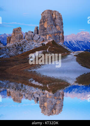 Cinque Torri rock formation sous soleil du soir, cols alpins Banque D'Images