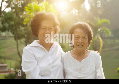 Asian seniors family having fun Banque D'Images